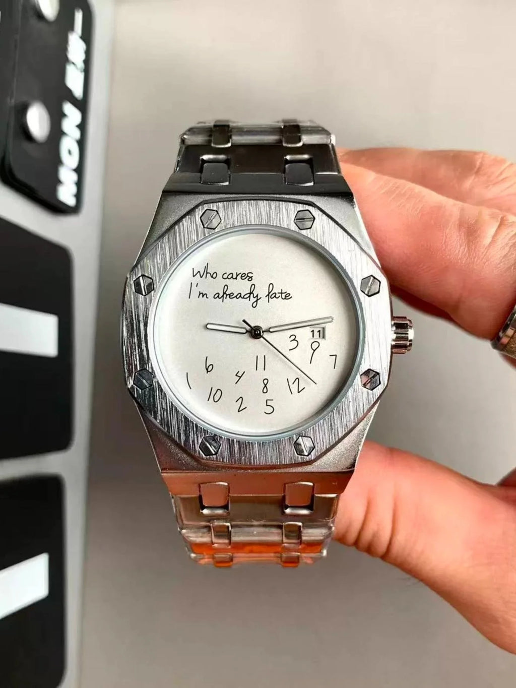 European and American Style Luxury Personalized Men's Steel Band Watch, with Calendar Display, Graffiti Digital Pattern, Casual Retro Fashion, High-End Men's Watch, Suitable for Various Occasions, Recommended Fashion Gift