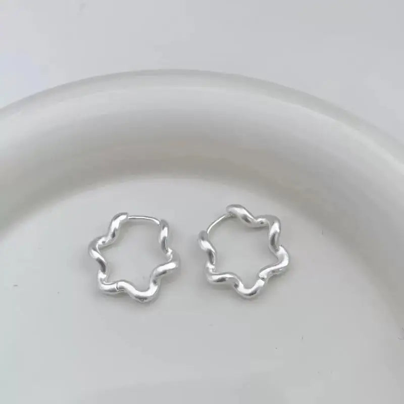 1Pair Elegant Sweet Hollow Flower Hoop Earrings For Women Girl Fashion Jewelry Gift For Party Office