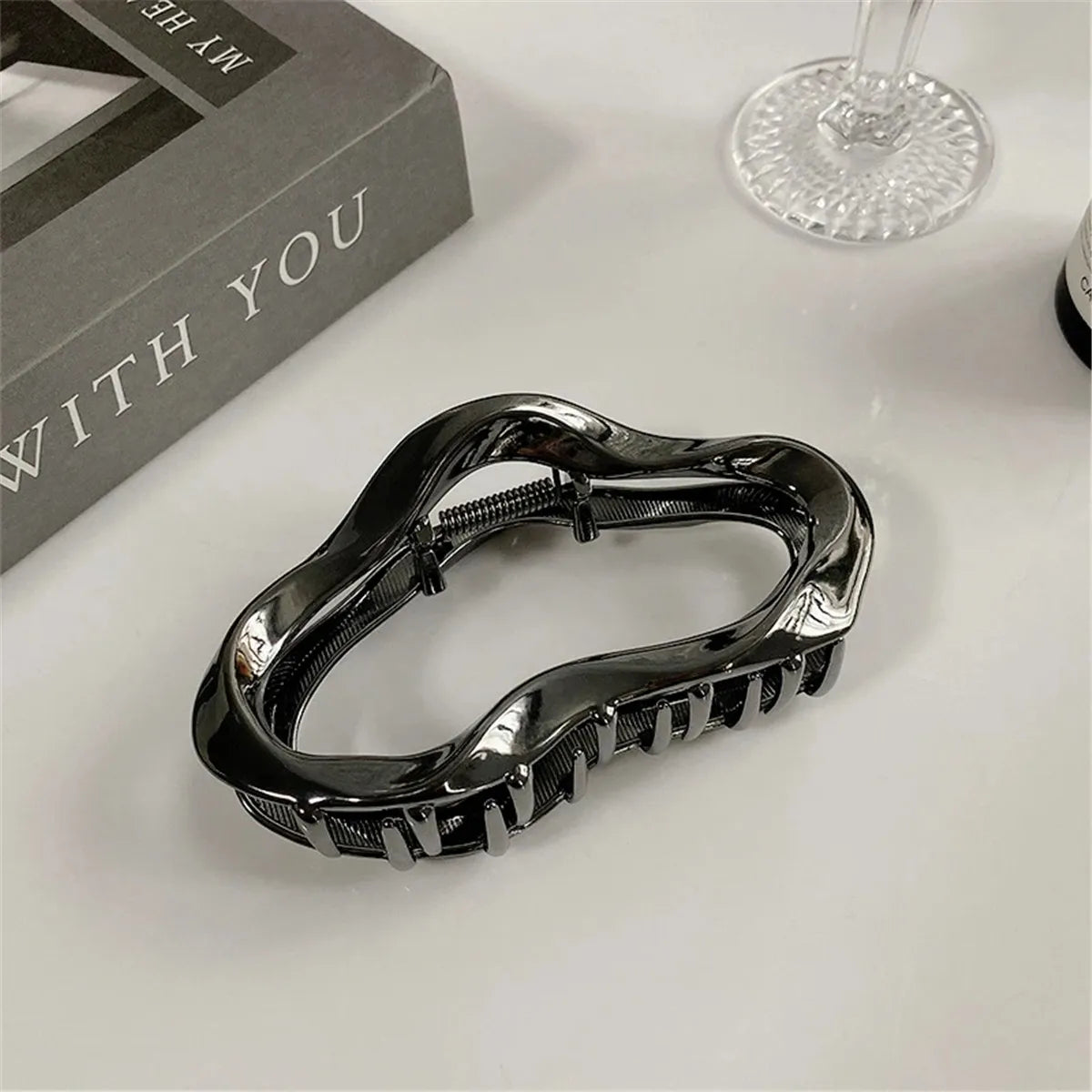 1/2Pcs Fashionable Minimalist Hollow Hair Claw Clip, Solid Color Elegant Hair Accessory Suitable For Women's Daily Wear