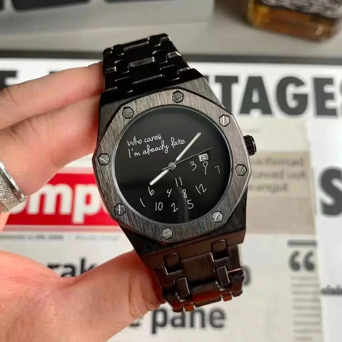 European and American Style Luxury Personalized Men's Steel Band Watch, with Calendar Display, Graffiti Digital Pattern, Casual Retro Fashion, High-End Men's Watch, Suitable for Various Occasions, Recommended Fashion Gift