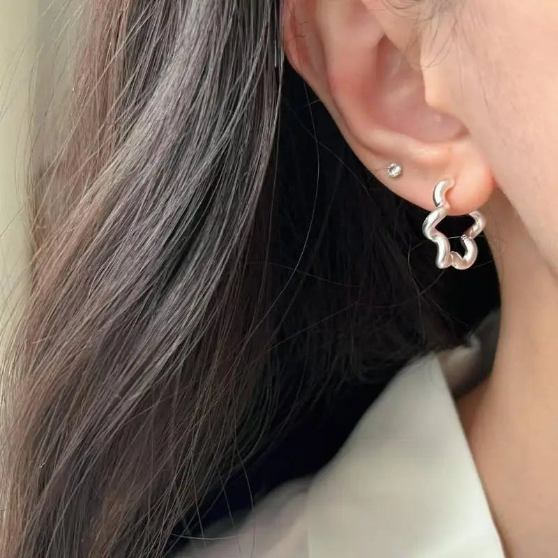 1Pair Elegant Sweet Hollow Flower Hoop Earrings For Women Girl Fashion Jewelry Gift For Party Office