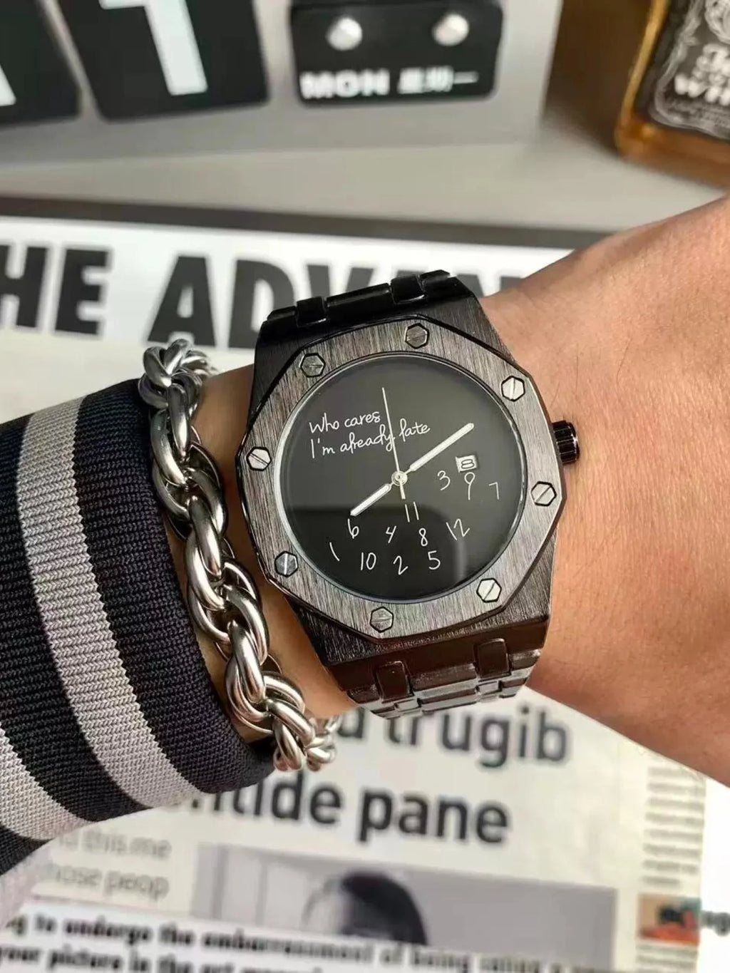 European and American Style Luxury Personalized Men's Steel Band Watch, with Calendar Display, Graffiti Digital Pattern, Casual Retro Fashion, High-End Men's Watch, Suitable for Various Occasions, Recommended Fashion Gift