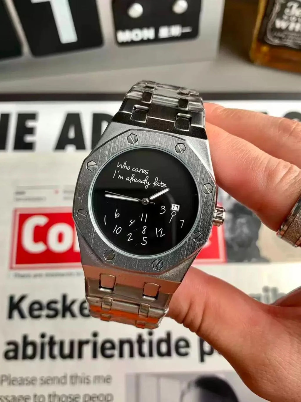 European and American Style Luxury Personalized Men's Steel Band Watch, with Calendar Display, Graffiti Digital Pattern, Casual Retro Fashion, High-End Men's Watch, Suitable for Various Occasions, Recommended Fashion Gift