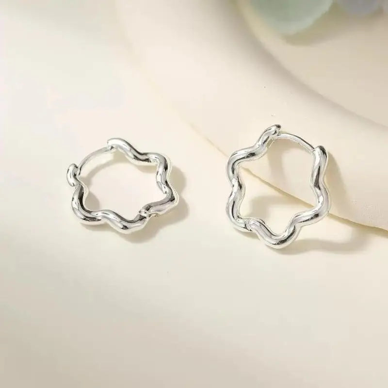 1Pair Elegant Sweet Hollow Flower Hoop Earrings For Women Girl Fashion Jewelry Gift For Party Office