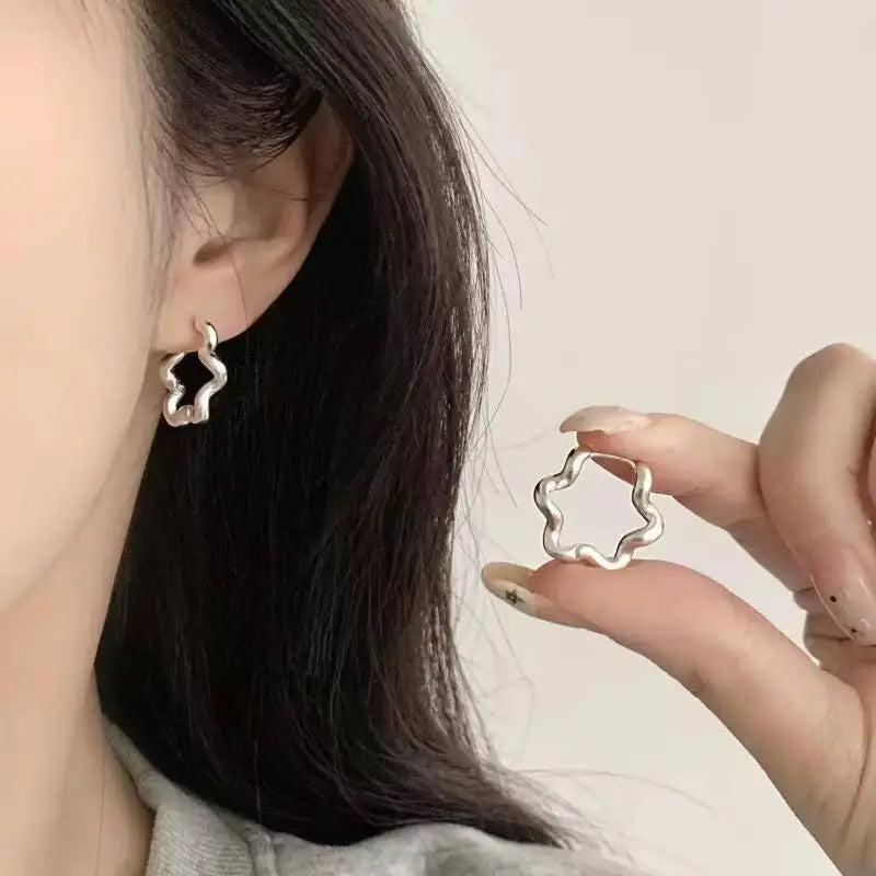 1Pair Elegant Sweet Hollow Flower Hoop Earrings For Women Girl Fashion Jewelry Gift For Party Office