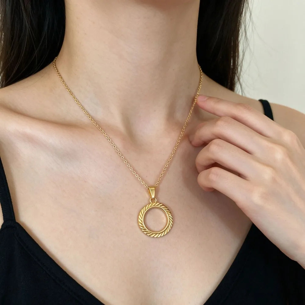 Minimalist Gold Tone Stainless Steel Geometric Twisted Texture Hollow Circle Pendant Necklace for Women Jewelry Does Not Fade