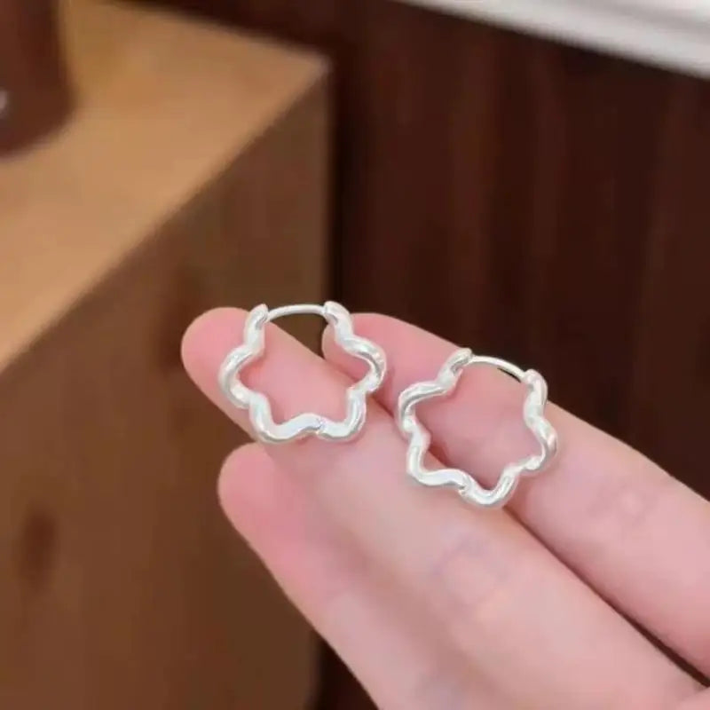 1Pair Elegant Sweet Hollow Flower Hoop Earrings For Women Girl Fashion Jewelry Gift For Party Office