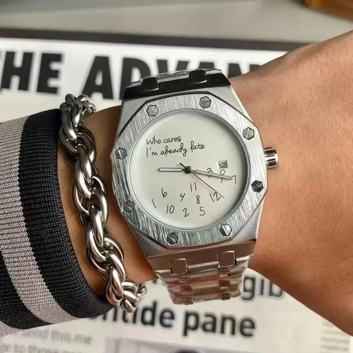 European and American Style Luxury Personalized Men's Steel Band Watch, with Calendar Display, Graffiti Digital Pattern, Casual Retro Fashion, High-End Men's Watch, Suitable for Various Occasions, Recommended Fashion Gift
