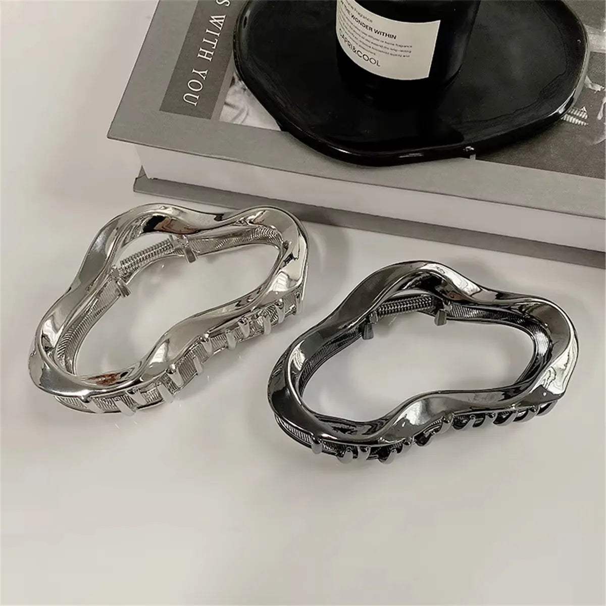 1/2Pcs Fashionable Minimalist Hollow Hair Claw Clip, Solid Color Elegant Hair Accessory Suitable For Women's Daily Wear