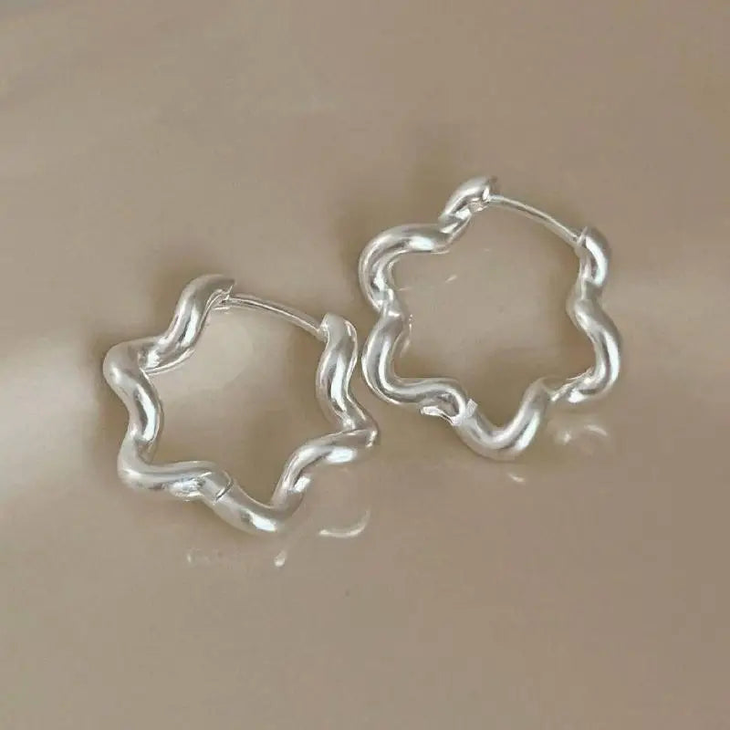 1Pair Elegant Sweet Hollow Flower Hoop Earrings For Women Girl Fashion Jewelry Gift For Party Office