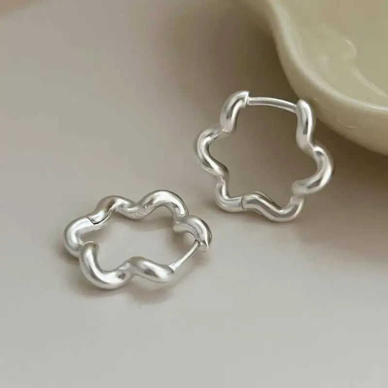1Pair Elegant Sweet Hollow Flower Hoop Earrings For Women Girl Fashion Jewelry Gift For Party Office