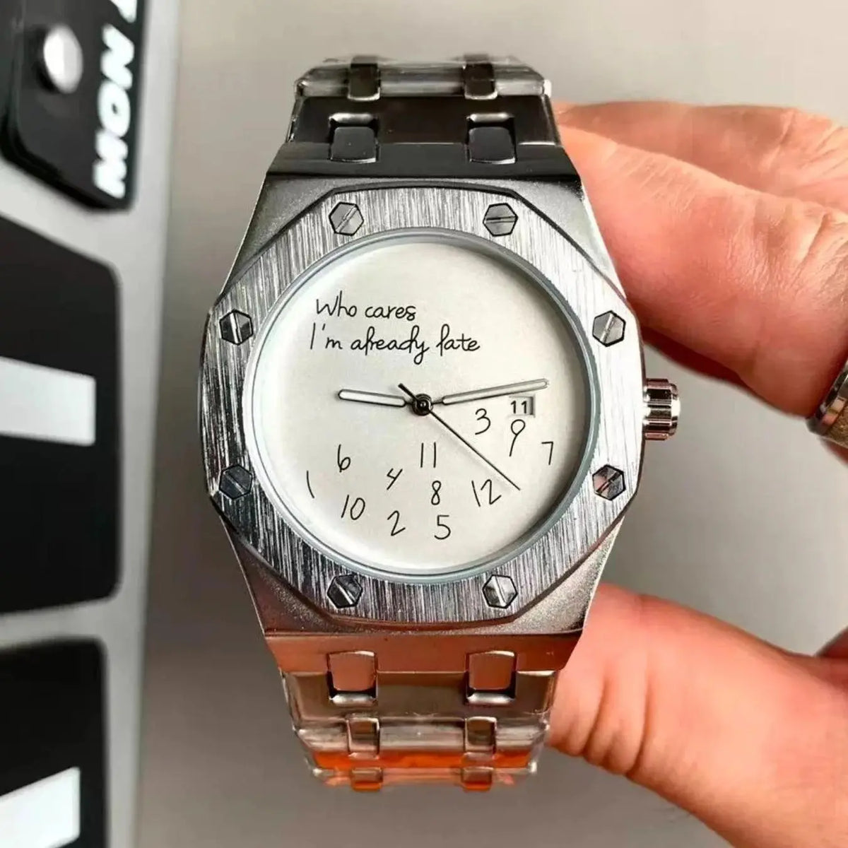 European and American Style Luxury Personalized Men's Steel Band Watch, with Calendar Display, Graffiti Digital Pattern, Casual Retro Fashion, High-End Men's Watch, Suitable for Various Occasions, Recommended Fashion Gift