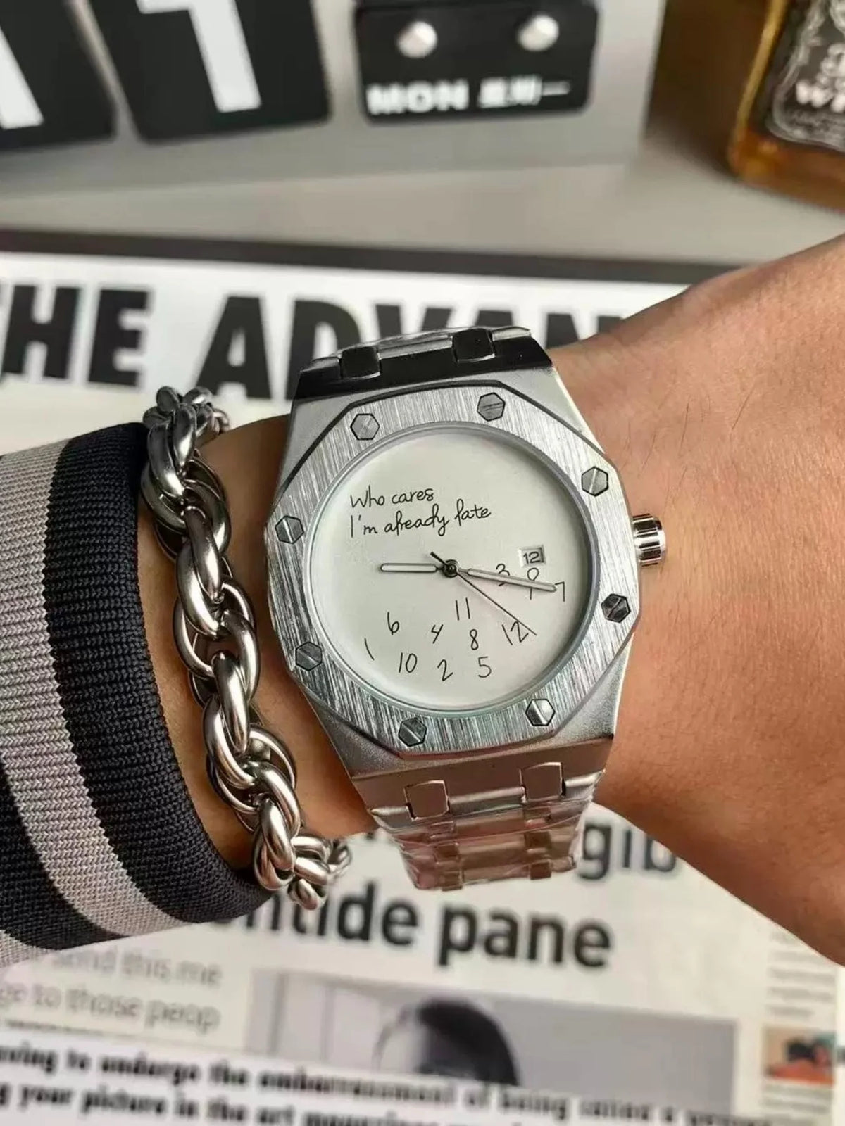 European and American Style Luxury Personalized Men's Steel Band Watch, with Calendar Display, Graffiti Digital Pattern, Casual Retro Fashion, High-End Men's Watch, Suitable for Various Occasions, Recommended Fashion Gift