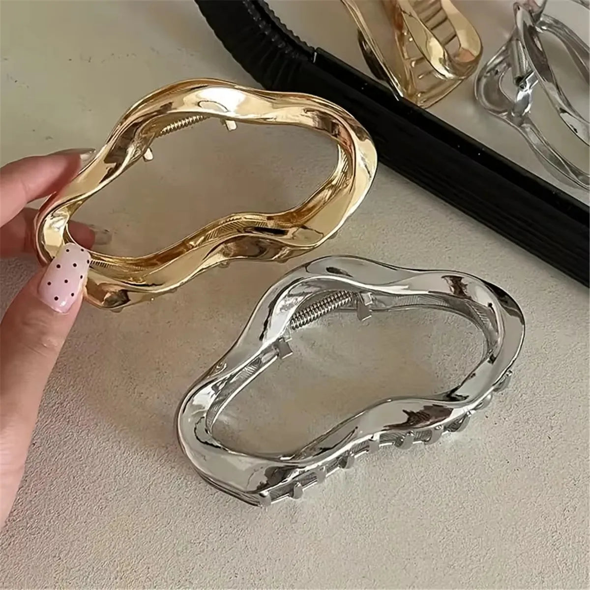 1/2Pcs Fashionable Minimalist Hollow Hair Claw Clip, Solid Color Elegant Hair Accessory Suitable For Women's Daily Wear